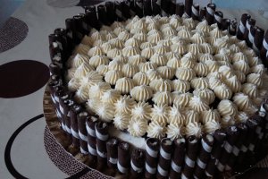 Tort cu crema de vanilie si nuca