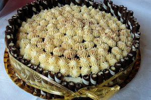 Tort cu crema de vanilie si nuca