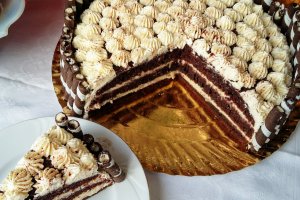 Tort cu crema de vanilie si nuca