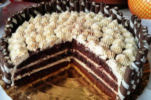 Tort cu crema de vanilie si nuca