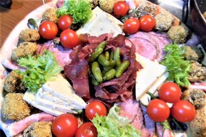 Aperitive platou cu ciupercute in malai