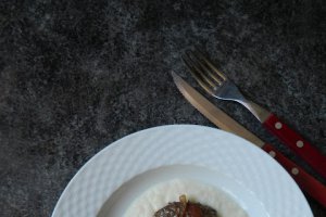 Ficat de curcan cu piure de conopida si ceapa caramelizata