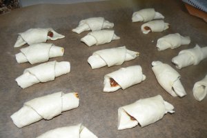 Cornulete cu nuca si dulceata de prune