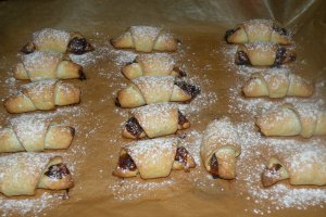 Cornulete cu nuca si dulceata de prune