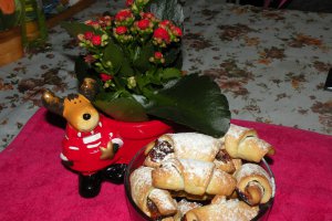 Cornulete cu nuca si dulceata de prune