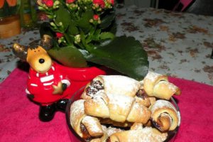 Cornulete cu nuca si dulceata de prune