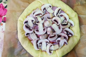 Pizza cu sunculita taraneasca si margine de cascaval