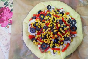 Pizza cu sunculita taraneasca si margine de cascaval