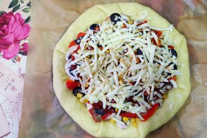 Pizza cu sunculita taraneasca si margine de cascaval
