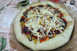 Pizza cu sunculita taraneasca si margine de cascaval