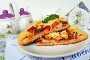 Pizza cu sunculita taraneasca si margine de cascaval