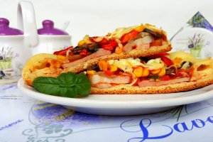 Pizza cu sunculita taraneasca si margine de cascaval