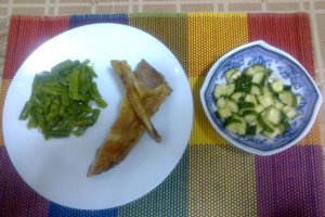 Friptura de miel cu fasole verde si salata de castraveti