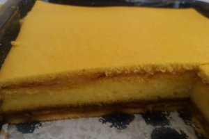 Prajitura cu banane, crema de vanilie si  gem de capsuni
