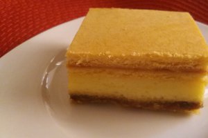 Prajitura cu banane, crema de vanilie si  gem de capsuni