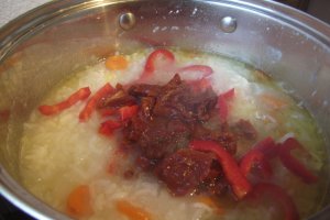 Mancare de orez cu rosii deshidratate si sos de zacusca