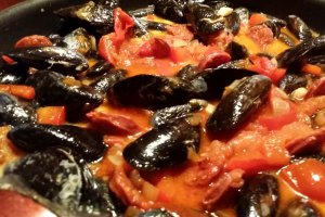 Midii / Scoici cu rosii si chorizo
