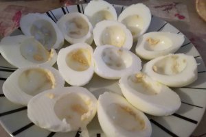 Oua umplute cu crema de somon