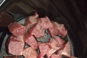 Carne de vita cu legume la slow cooker Crock-Pot