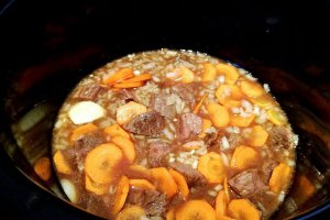 Carne de vita cu legume la slow cooker Crock-Pot