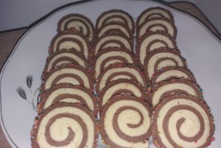 Biscuiti bicolori cu bombonele