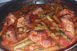 Mancare de porc cu pastai verzi