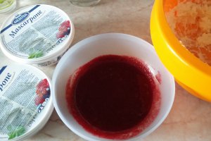 Tort cu crema de unt, mascarpone si mure