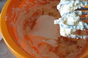 Tort cu crema de unt, mascarpone si mure