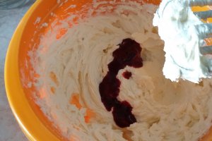 Tort cu crema de unt, mascarpone si mure