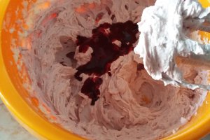 Tort cu crema de unt, mascarpone si mure