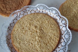 Tort cu crema de unt, mascarpone si mure