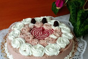 Tort cu crema de unt, mascarpone si mure