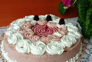 Tort cu crema de unt, mascarpone si mure