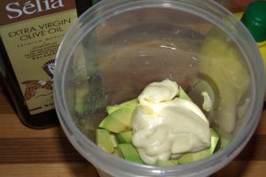 Aperitiv cu pasta de avocado si somon afumat