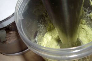 Aperitiv cu pasta de avocado si somon afumat