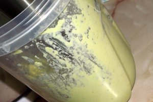 Aperitiv cu pasta de avocado si somon afumat