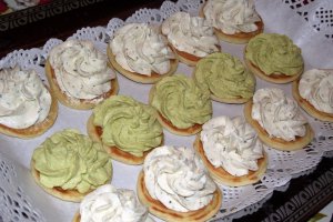 Aperitiv cu pasta de avocado si somon afumat