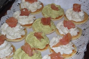 Aperitiv cu pasta de avocado si somon afumat