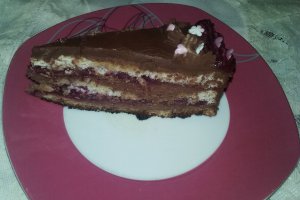 Tort cu nuca si crema de ciocolata si fructe rosii
