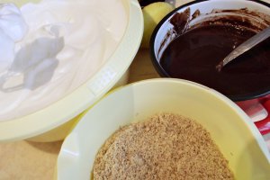 Negresa din albusuri cu ciocolata si crema de lamaie