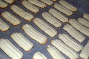 Biscuiti fragezi cu menta si glazura de ciocolata neagra
