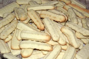 Biscuiti fragezi cu menta si glazura de ciocolata neagra