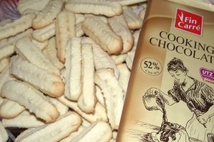 Biscuiti fragezi cu menta si glazura de ciocolata neagra