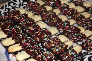 Biscuiti fragezi cu menta si glazura de ciocolata neagra