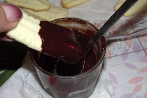 Biscuiti fragezi cu menta si glazura de ciocolata neagra