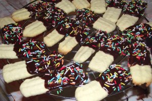 Biscuiti fragezi cu menta si glazura de ciocolata neagra