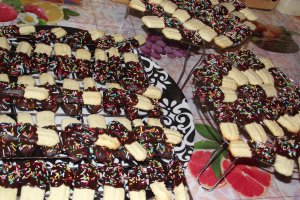 Biscuiti fragezi cu menta si glazura de ciocolata neagra