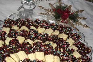 Biscuiti fragezi cu menta si glazura de ciocolata neagra