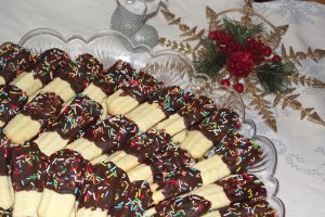 Biscuiti fragezi cu menta si glazura de ciocolata neagra