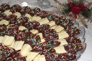 Biscuiti fragezi cu menta si glazura de ciocolata neagra